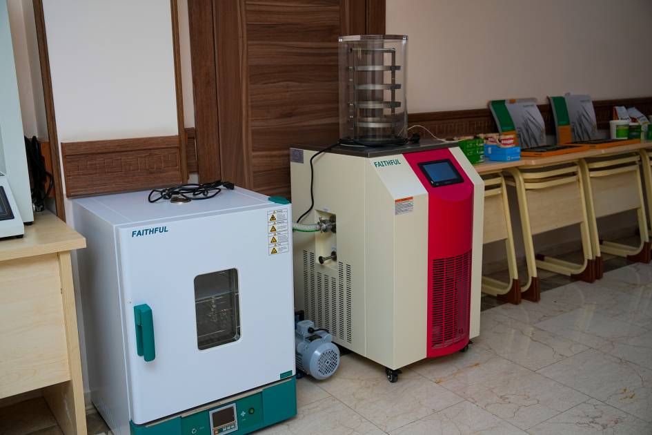 NDU-nun Tibb fakültəsinin laboratoriyaları üçün yeni avadanlıq və dərsliklər alınıb
