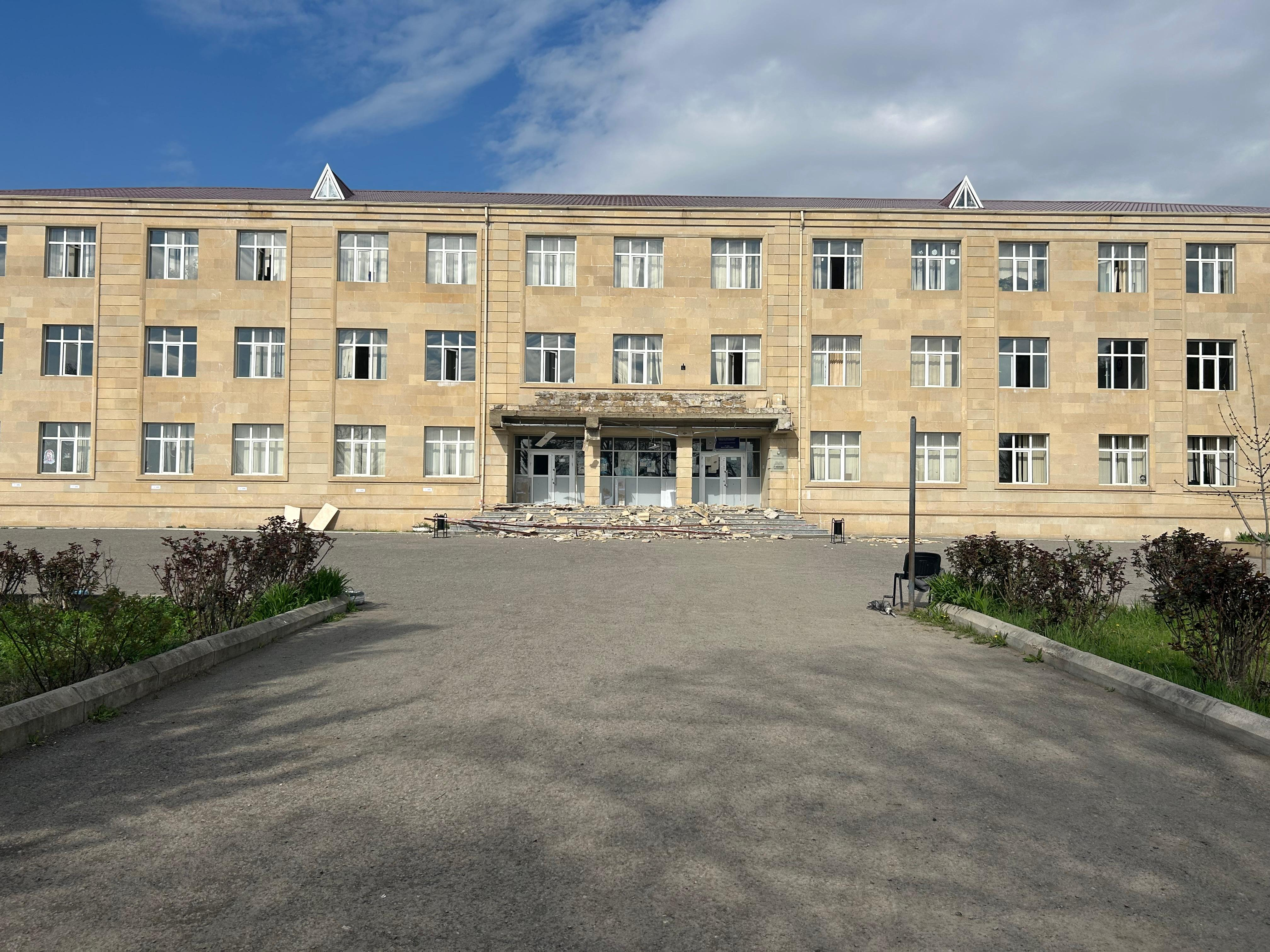 Güclü külək Qazaxda məktəb binasına zərər vurdu