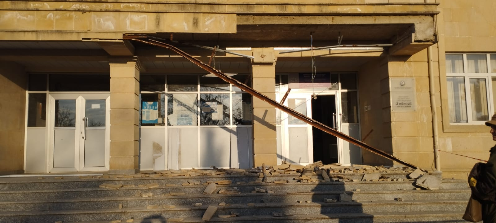 Güclü külək Qazaxda məktəb binasına zərər vurdu