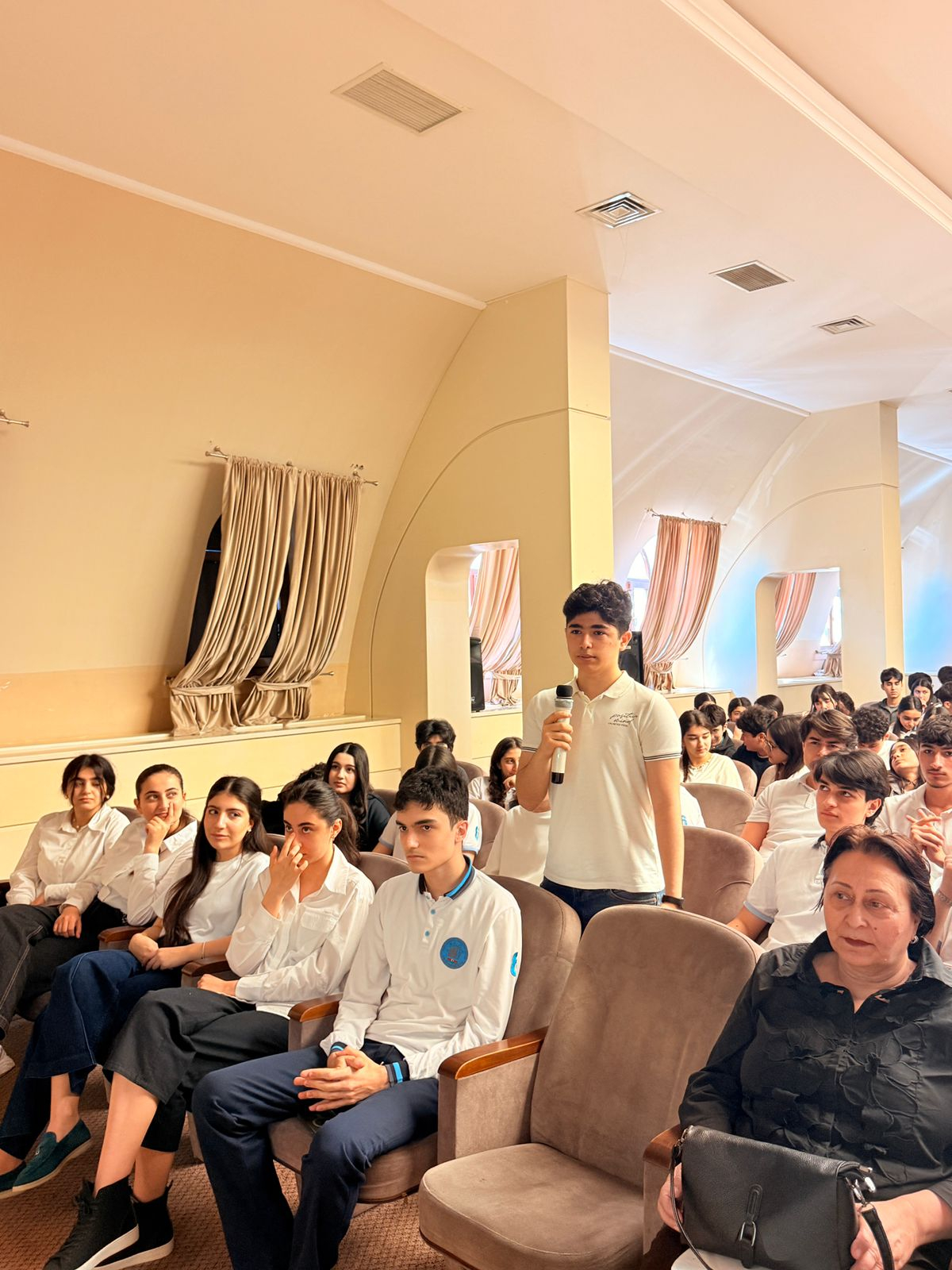 ADNSU məktəblilərlə görüşlərə start verib