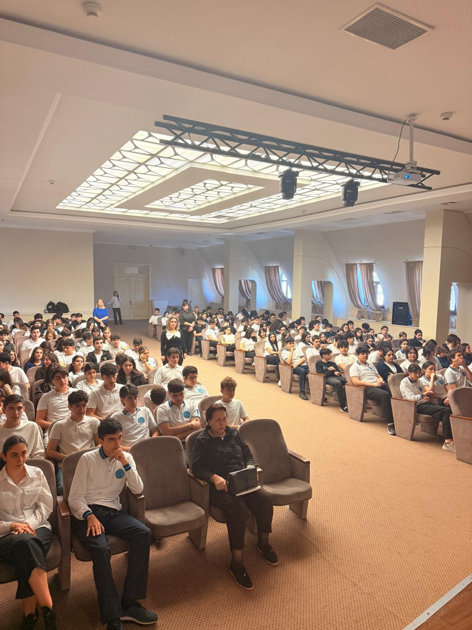 ADNSU məktəblilərlə görüşlərə start verib