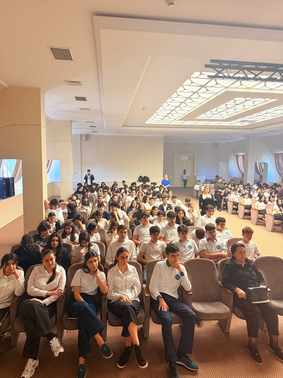 ADNSU məktəblilərlə görüşlərə start verib