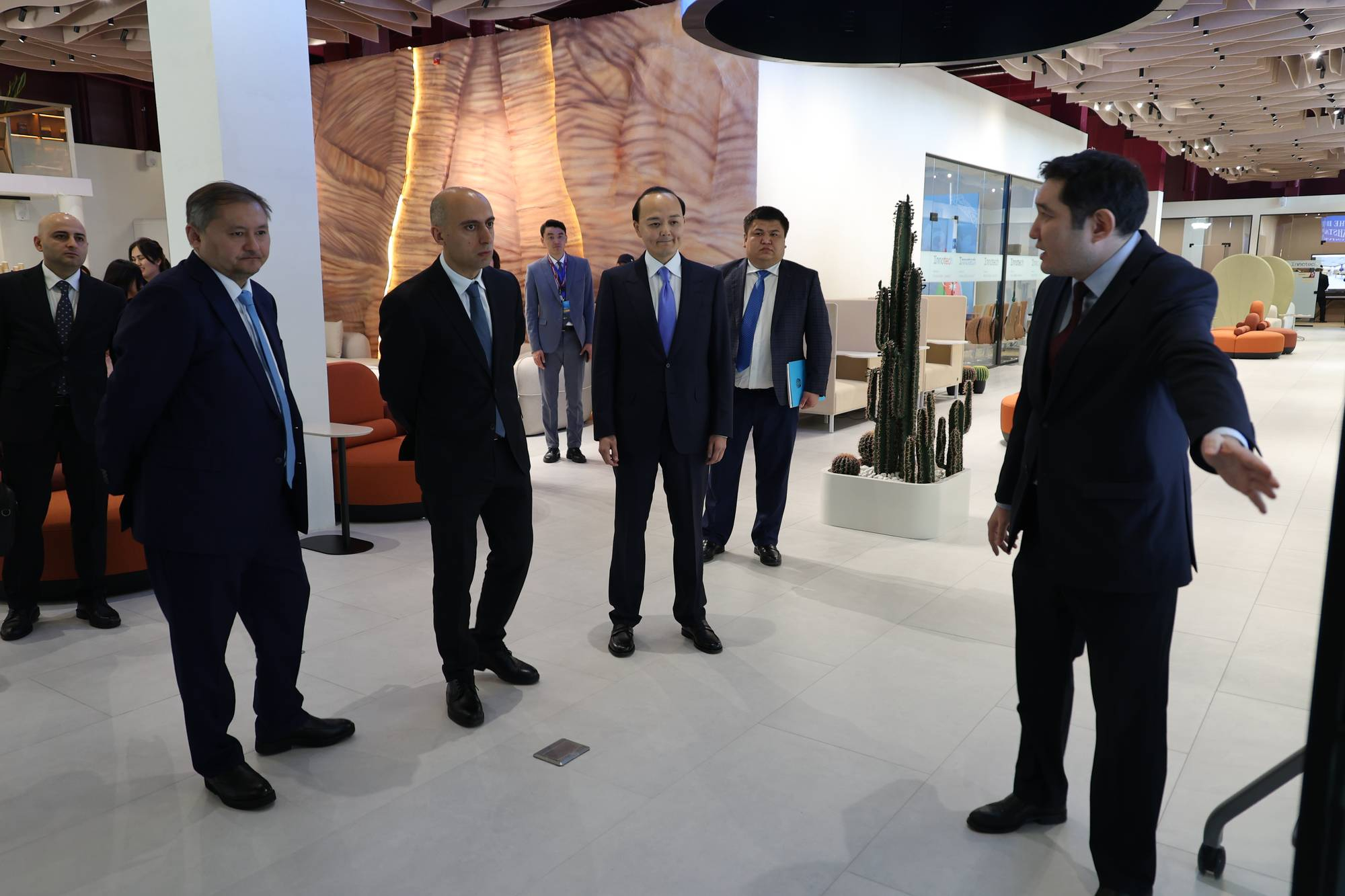 Emin Əmrullayev qazaxıstanlı həmkarı ilə görüşüb