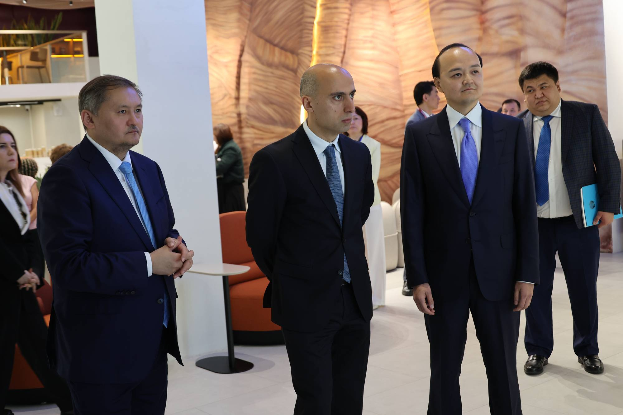 Emin Əmrullayev qazaxıstanlı həmkarı ilə görüşüb