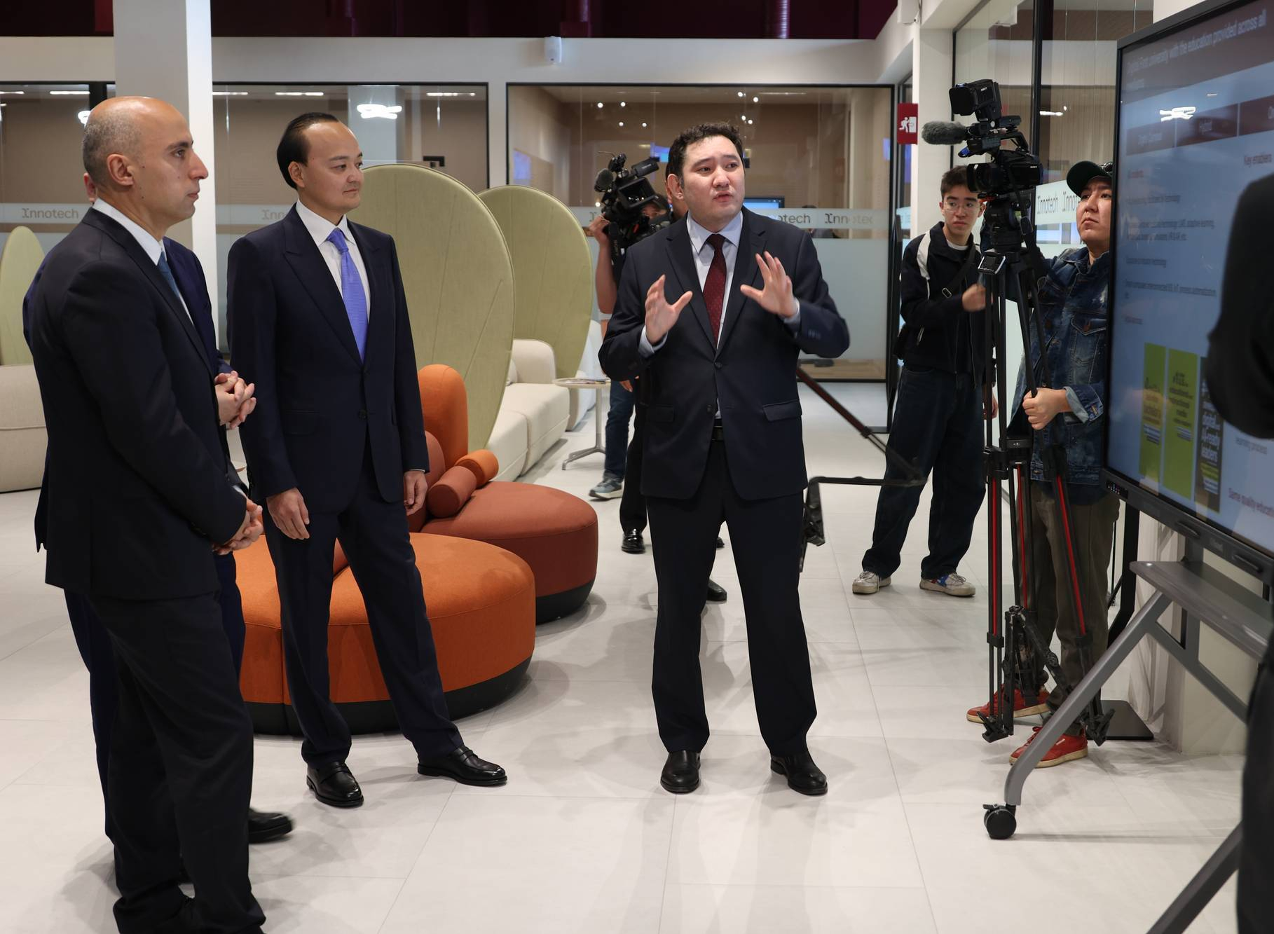 Emin Əmrullayev qazaxıstanlı həmkarı ilə görüşüb