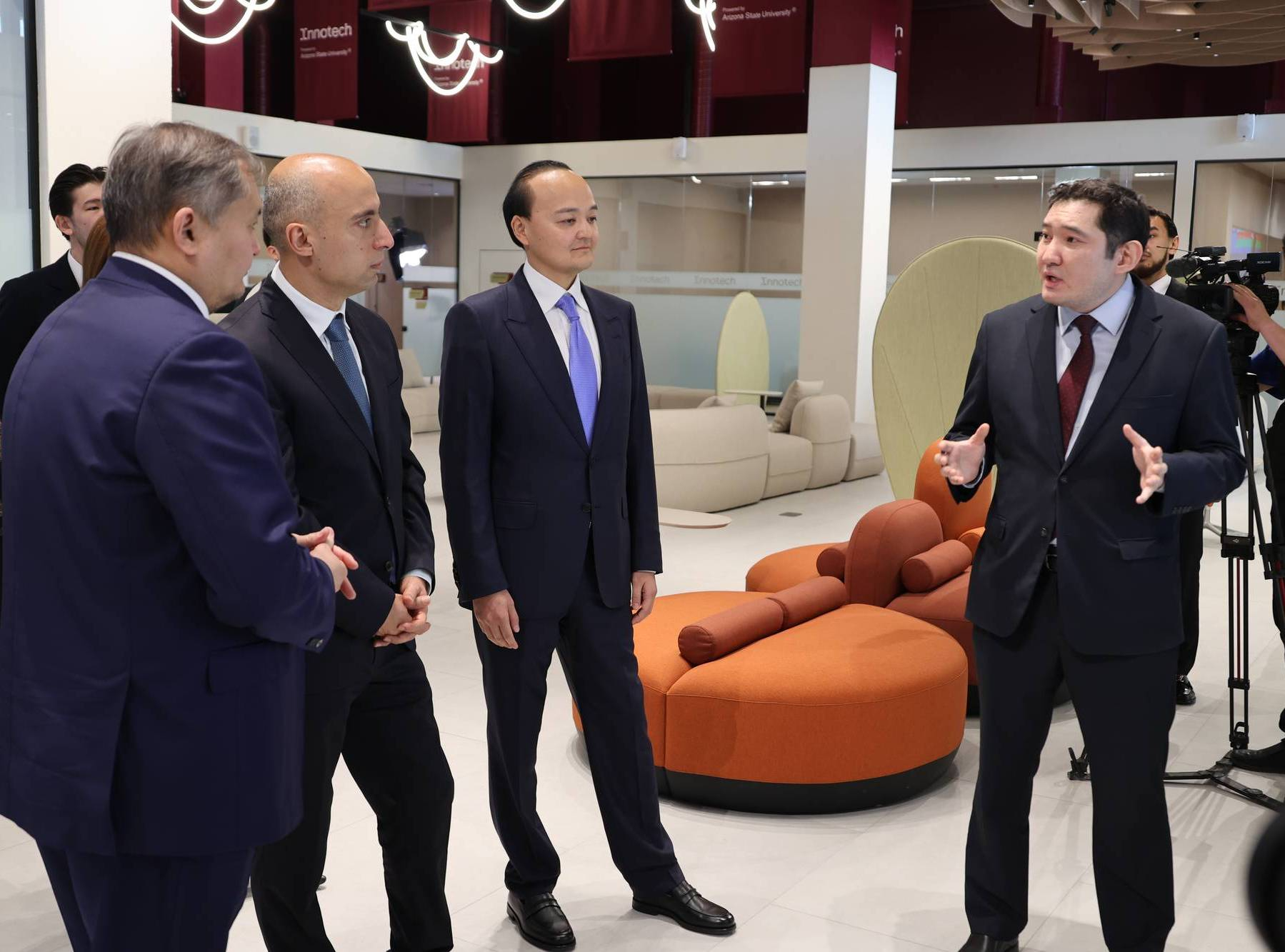 Emin Əmrullayev qazaxıstanlı həmkarı ilə görüşüb