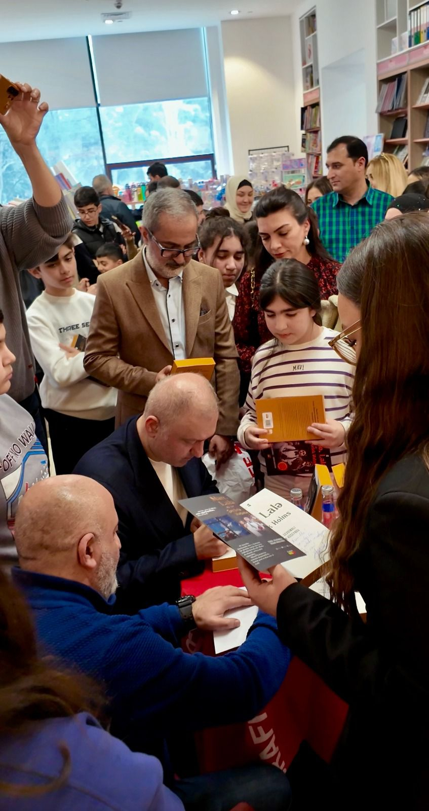 Azərbaycanda ilk uşaq serialı kitab oldu