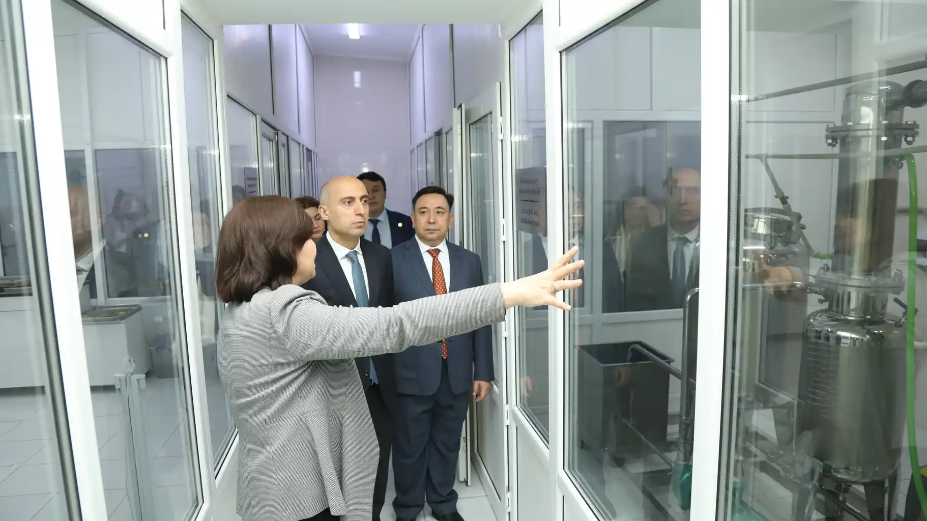 Emin Əmrullayev Qazaxıstanda Farabi Hub İnnovasiya Mərkəzini ziyarət edib 