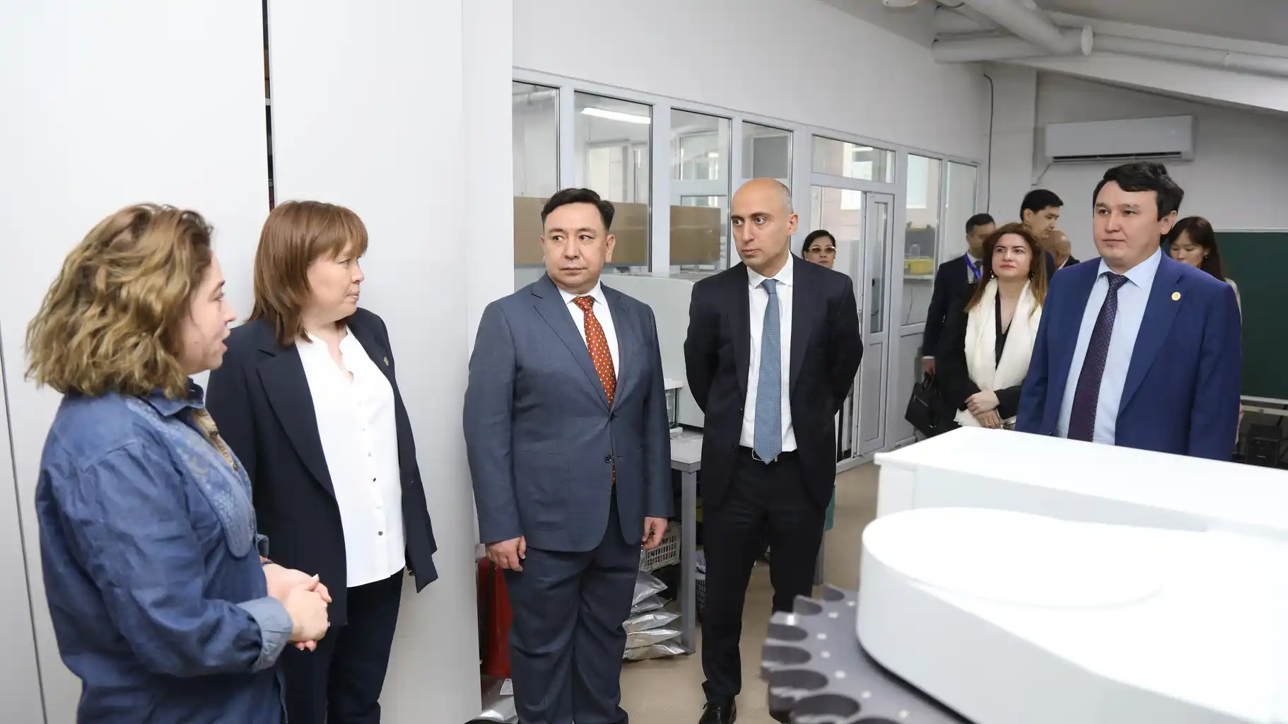 Emin Əmrullayev Qazaxıstanda Farabi Hub İnnovasiya Mərkəzini ziyarət edib 