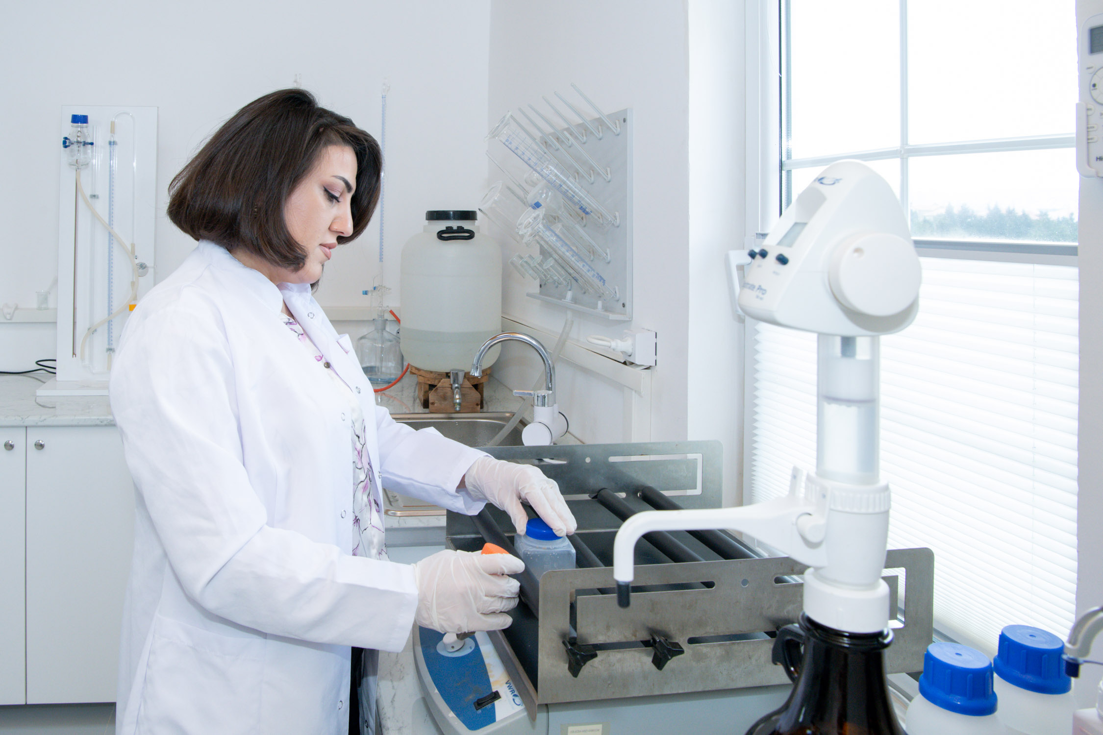 BMU-da aqrokimyəvi analizlərin aparılacağı müasir laboratoriya açılıb