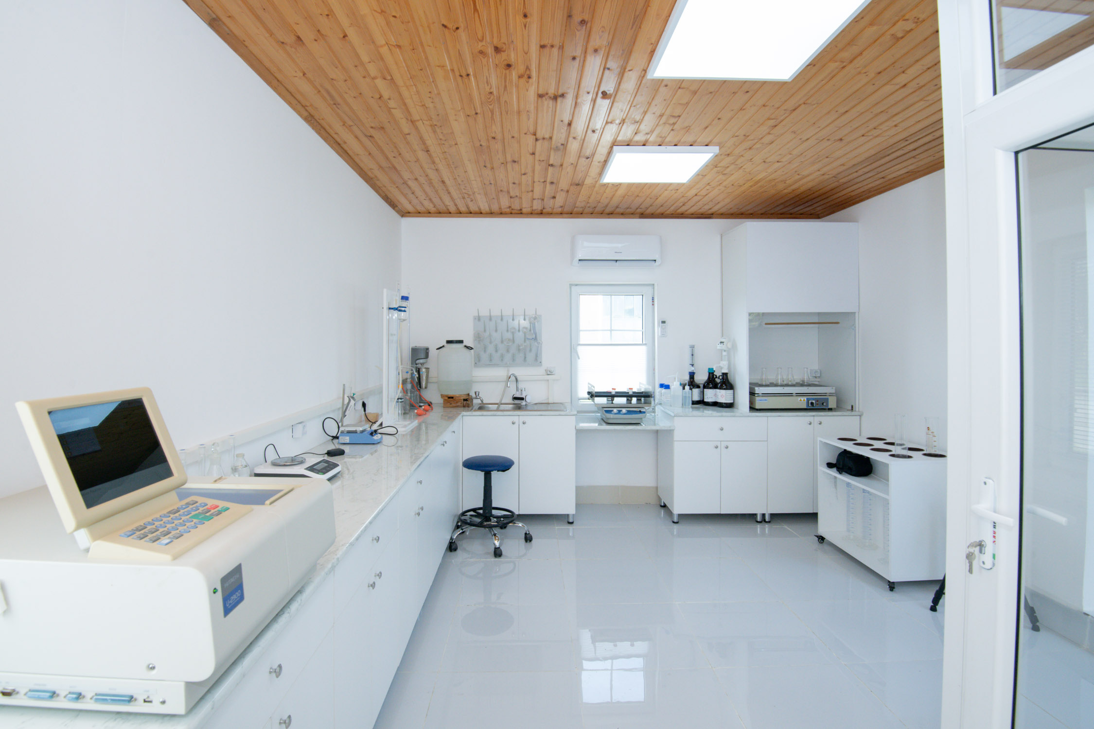 BMU-da aqrokimyəvi analizlərin aparılacağı müasir laboratoriya açılıb