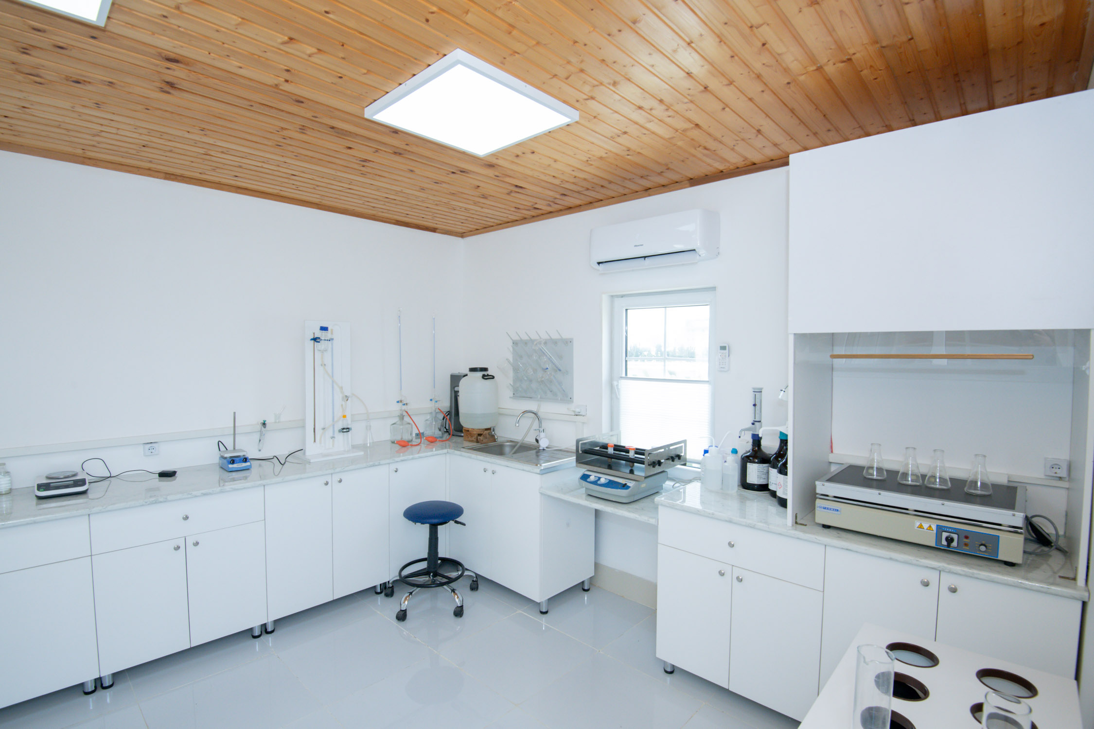 BMU-da aqrokimyəvi analizlərin aparılacağı müasir laboratoriya açılıb