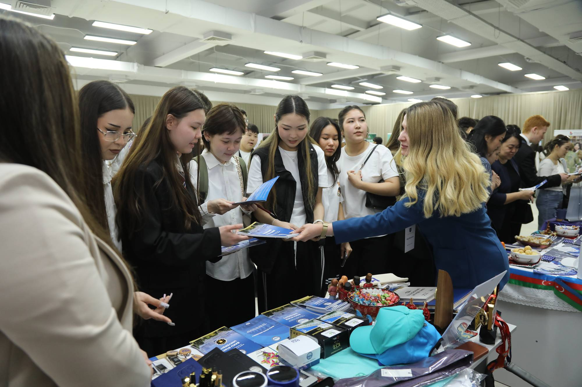 Emin Əmrullayev Qazaxıstanda “Study in Azerbaijan” beynəlxalq təhsil sərgisi ilə tanış olub