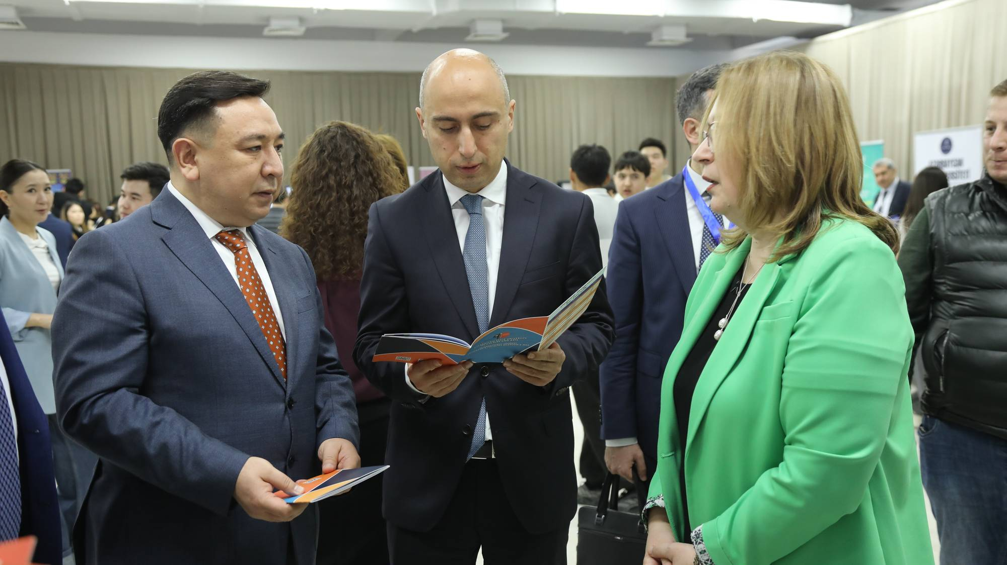 Emin Əmrullayev Qazaxıstanda “Study in Azerbaijan” beynəlxalq təhsil sərgisi ilə tanış olub
