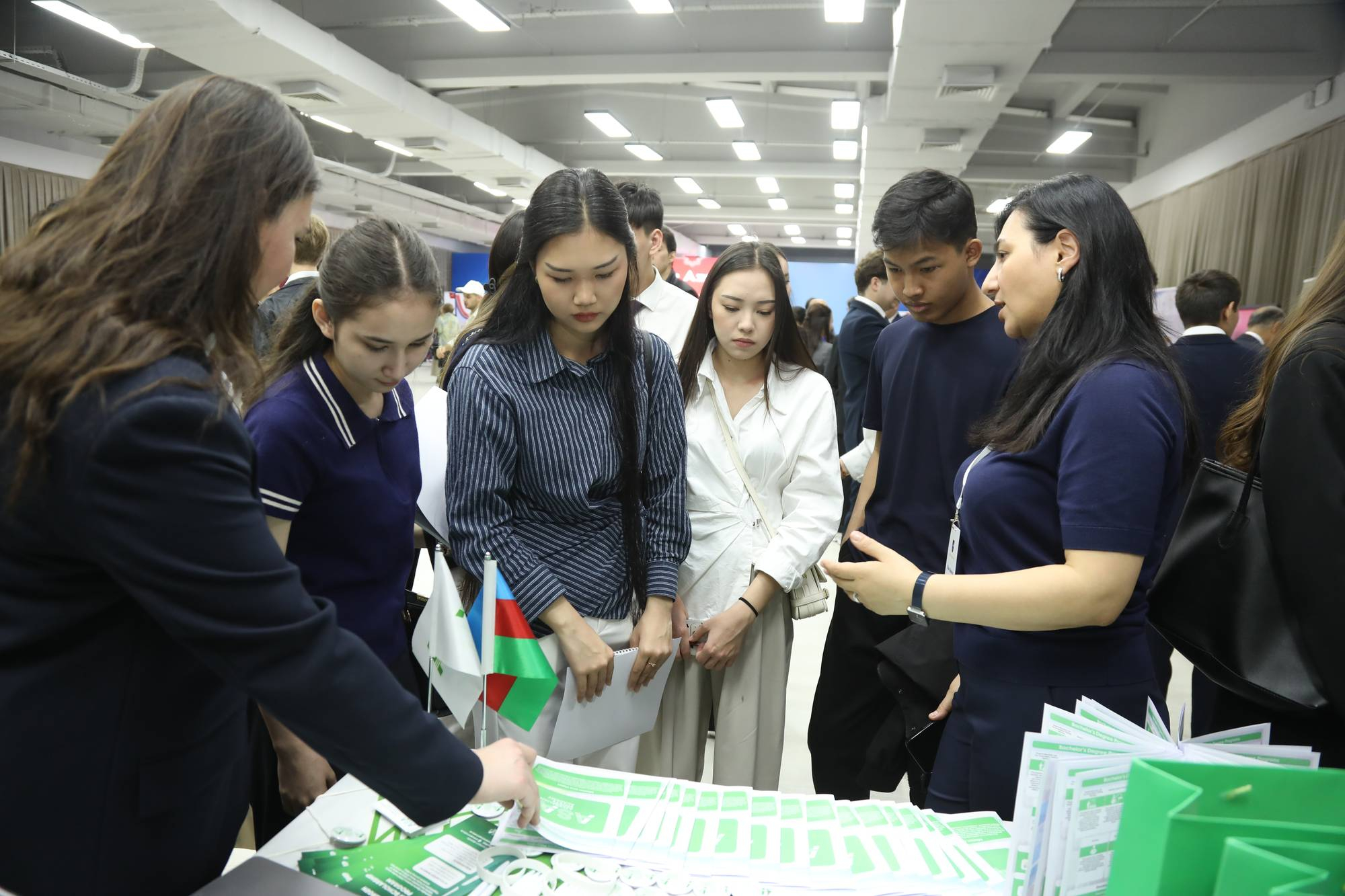 Emin Əmrullayev Qazaxıstanda “Study in Azerbaijan” beynəlxalq təhsil sərgisi ilə tanış olub