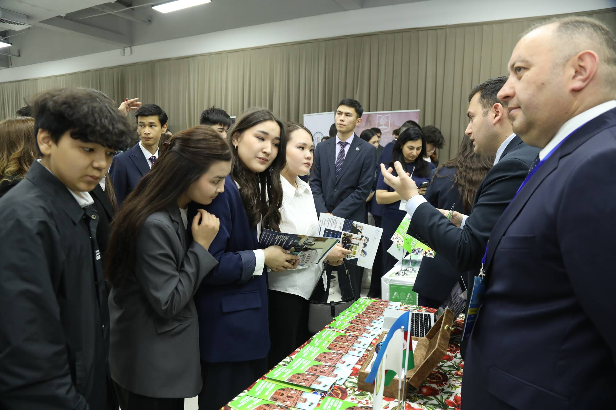 Emin Əmrullayev Qazaxıstanda “Study in Azerbaijan” beynəlxalq təhsil sərgisi ilə tanış olub