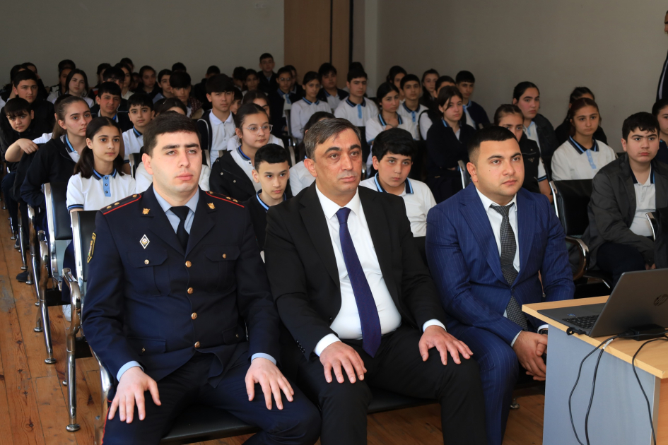 Ağdaş və Qax məktəbliləri erkən nikahın zərərli təsirləri barədə məlumatlandırılıblar