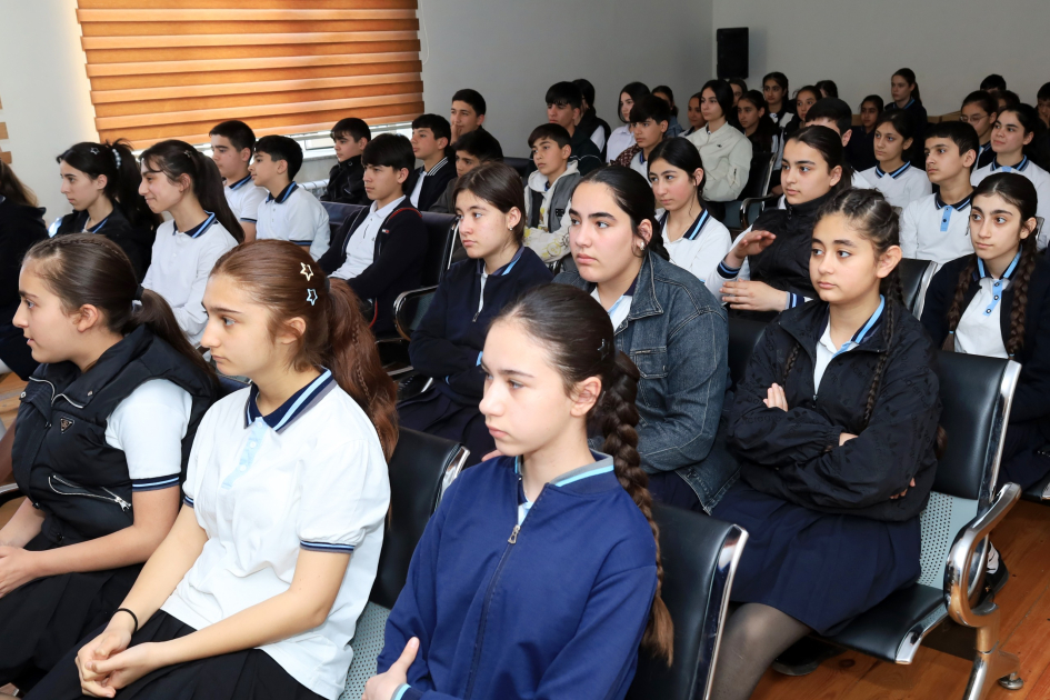 Ağdaş və Qax məktəbliləri erkən nikahın zərərli təsirləri barədə məlumatlandırılıblar