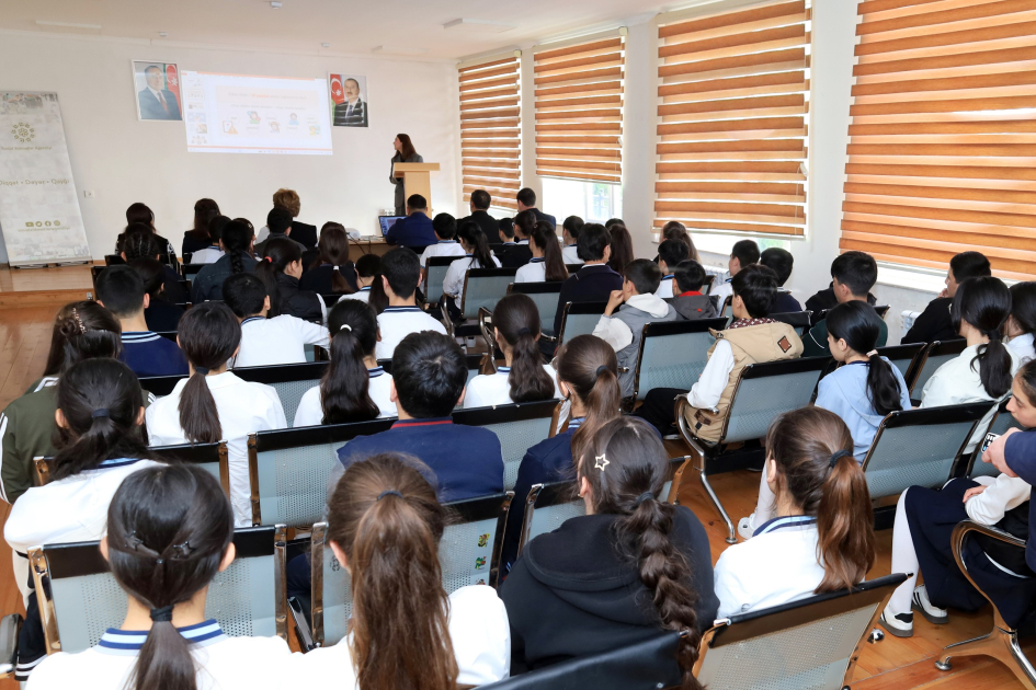 Ağdaş və Qax məktəbliləri erkən nikahın zərərli təsirləri barədə məlumatlandırılıblar