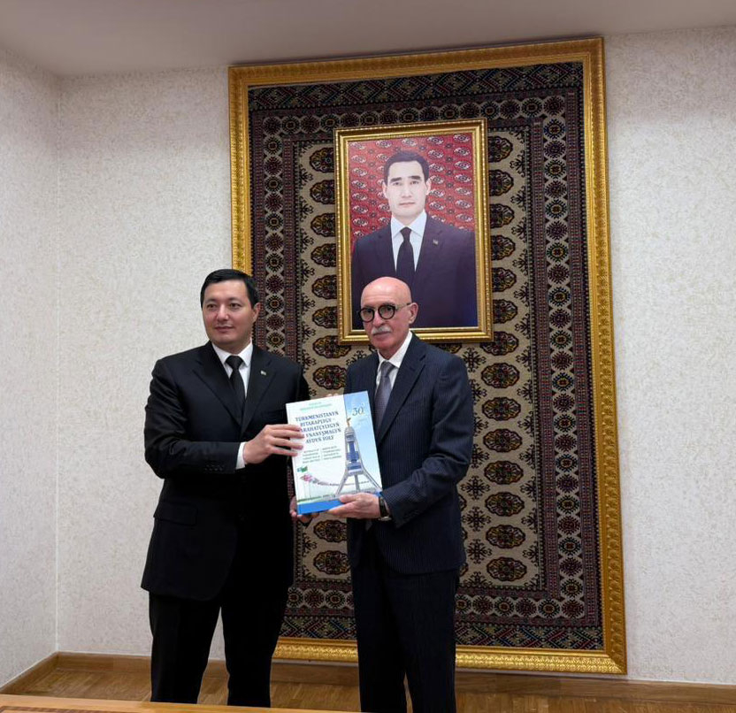 Firudin Qurbanov Türkmənistanın təhsil nazirinin müavinləri ilə görüşüb