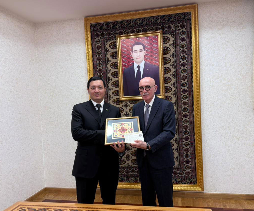 Firudin Qurbanov Türkmənistanın təhsil nazirinin müavinləri ilə görüşüb