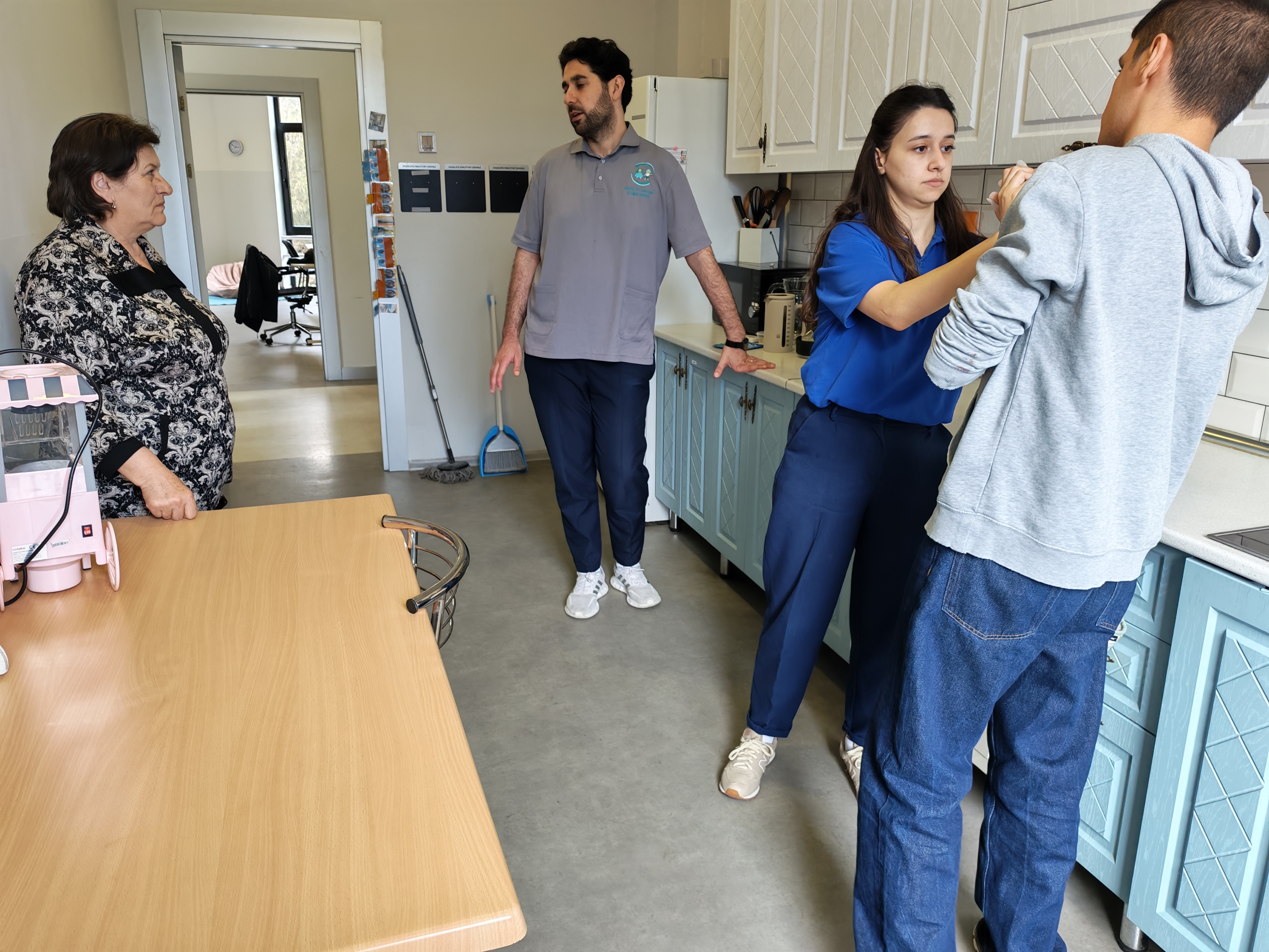 Evdə təhsil alan şagirdlərə dəstək layihəsinin icrasına başlanılıb