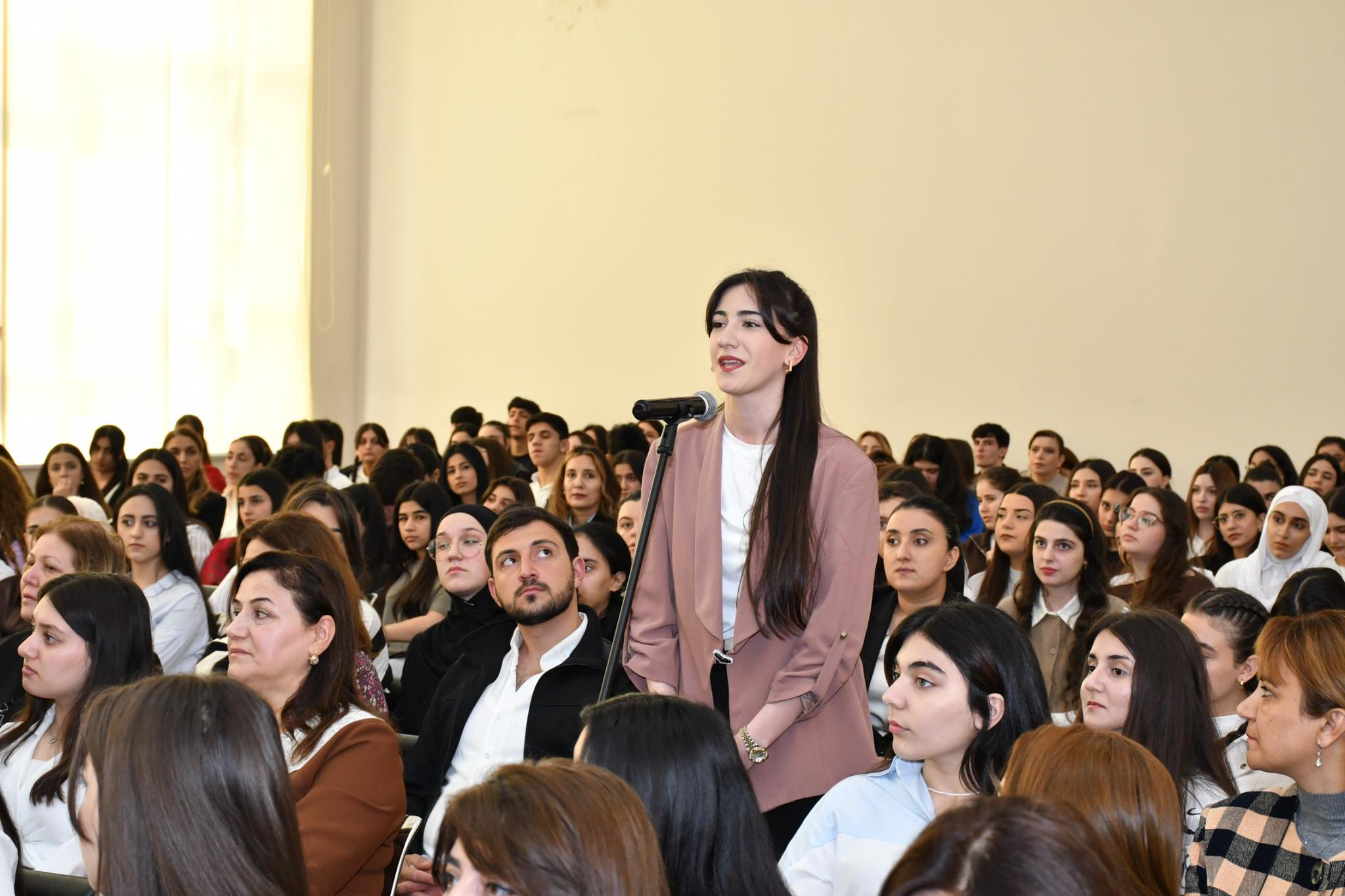 İqtisadiyyat və Humanitar Kollecində  yeni geosiyasi reallıqlar müzakirə olunub