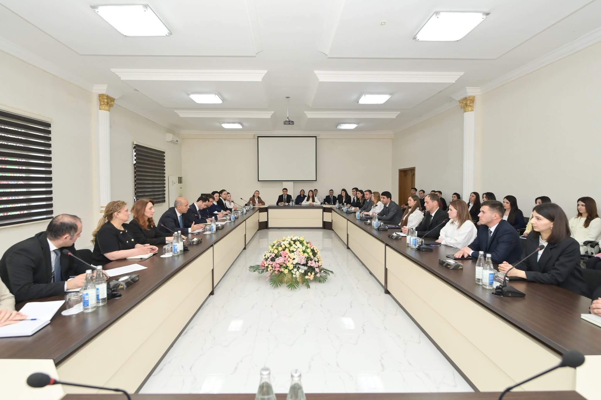 Emin Əmrullayev Quba-Xaçmaz regionu üzrə təhsil işçiləri ilə görüşüb