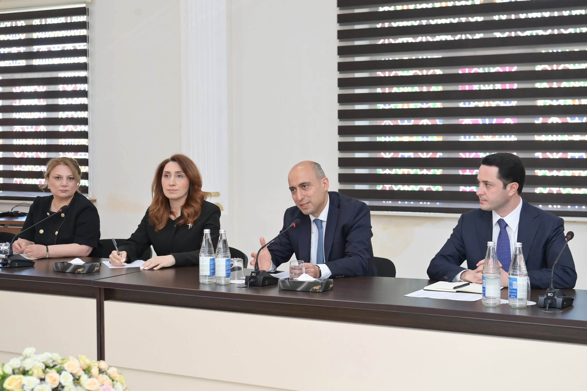 Emin Əmrullayev Quba-Xaçmaz regionu üzrə təhsil işçiləri ilə görüşüb