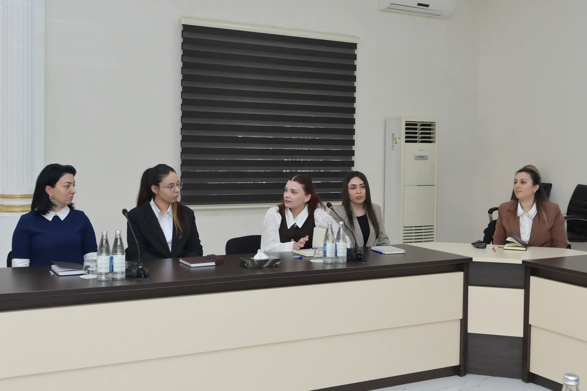 Emin Əmrullayev Quba-Xaçmaz regionu üzrə təhsil işçiləri ilə görüşüb