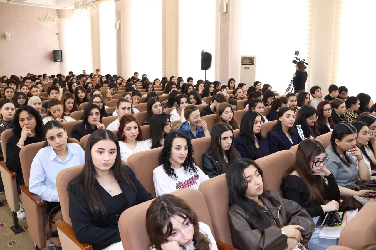 BSU-da BMT-nin sülh elçisi ilə görüş keçirilib