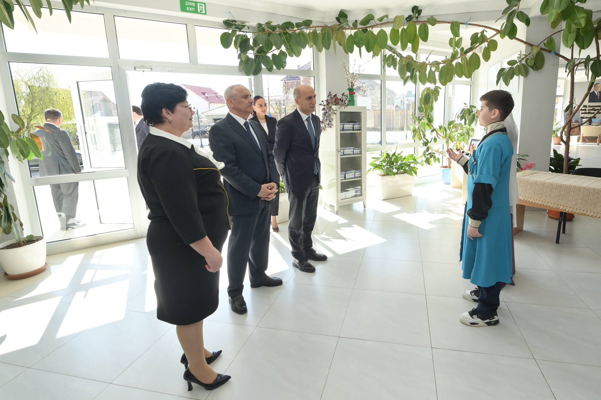 Emin Əmrullayev Qusarda məktəbdə tədris prosesi ilə tanış olub