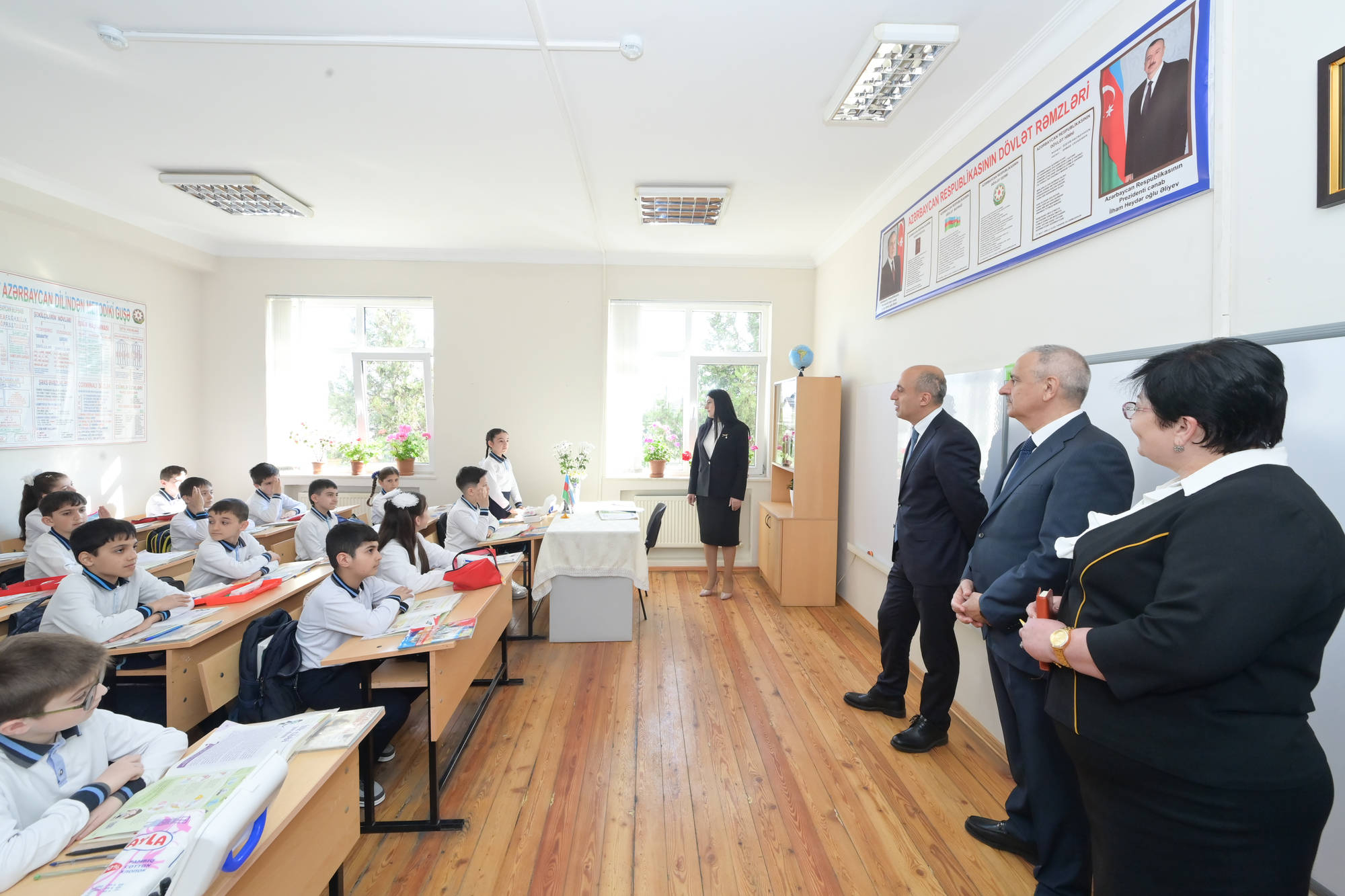 Emin Əmrullayev Qusarda məktəbdə tədris prosesi ilə tanış olub