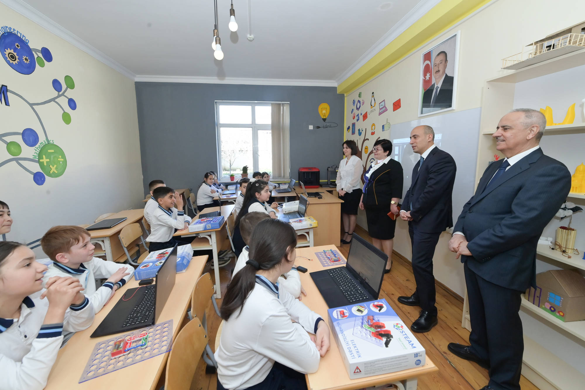 Emin Əmrullayev Qusarda məktəbdə tədris prosesi ilə tanış olub