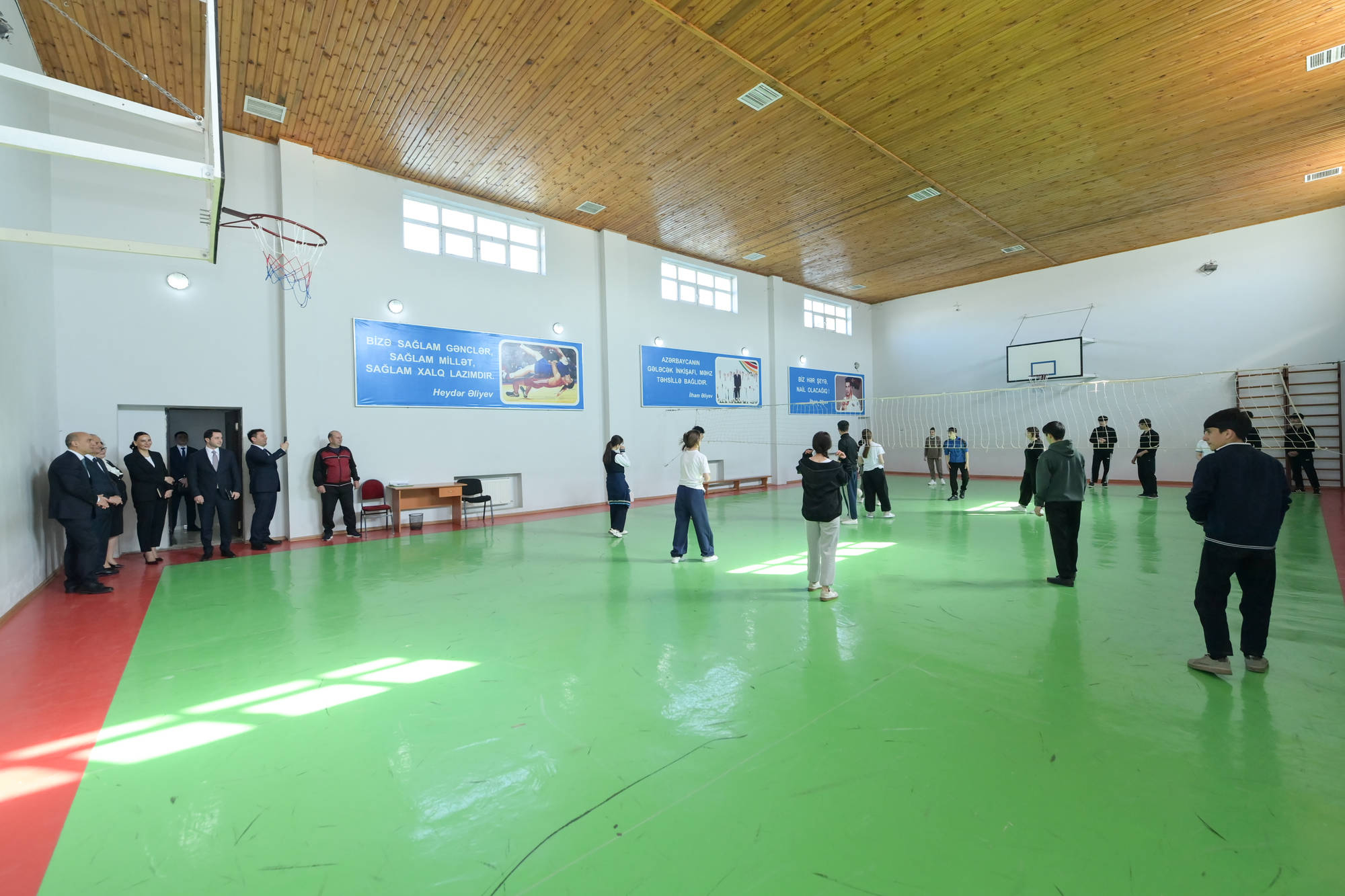 Emin Əmrullayev Qusarda məktəbdə tədris prosesi ilə tanış olub