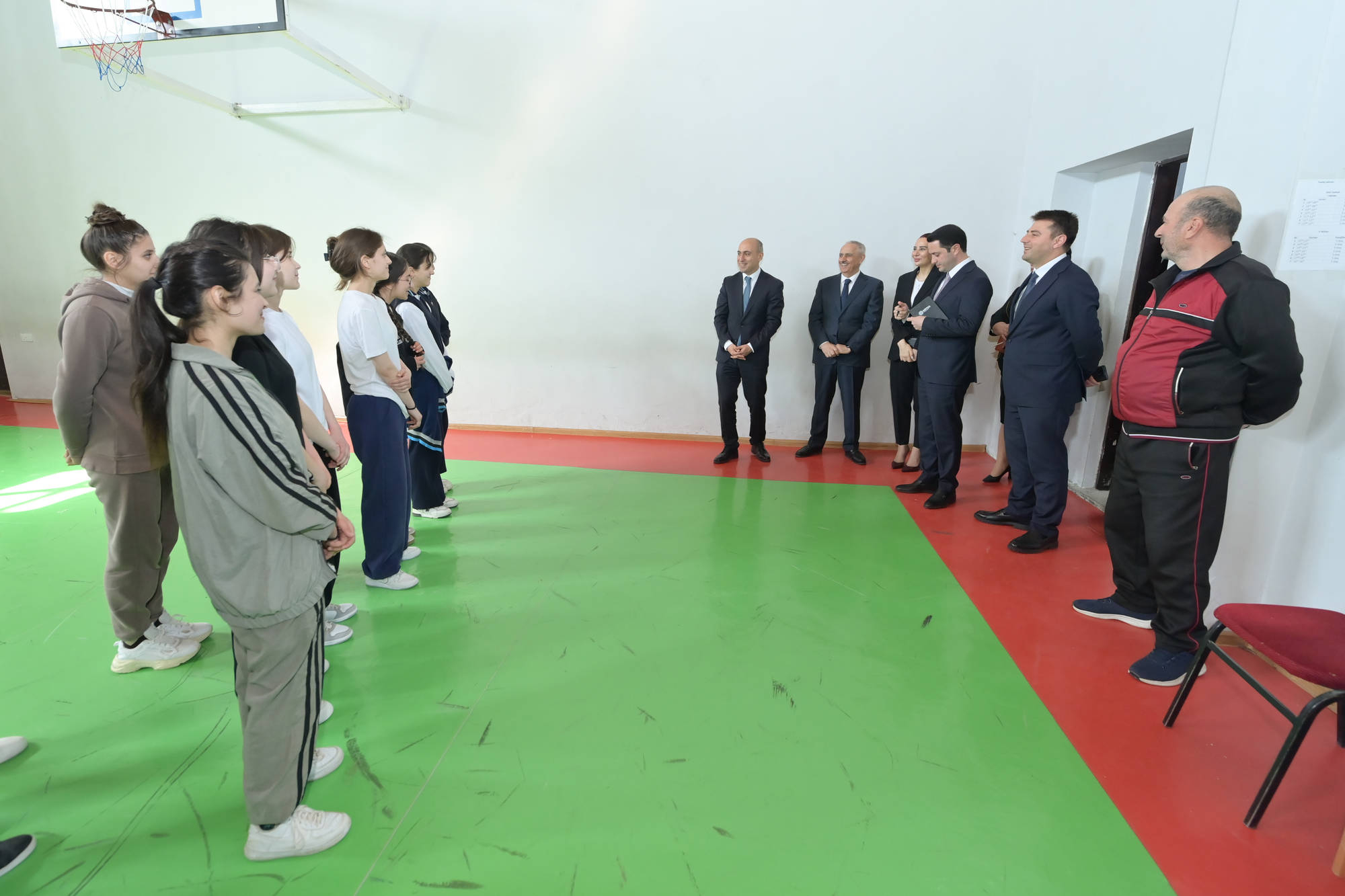 Emin Əmrullayev Qusarda məktəbdə tədris prosesi ilə tanış olub