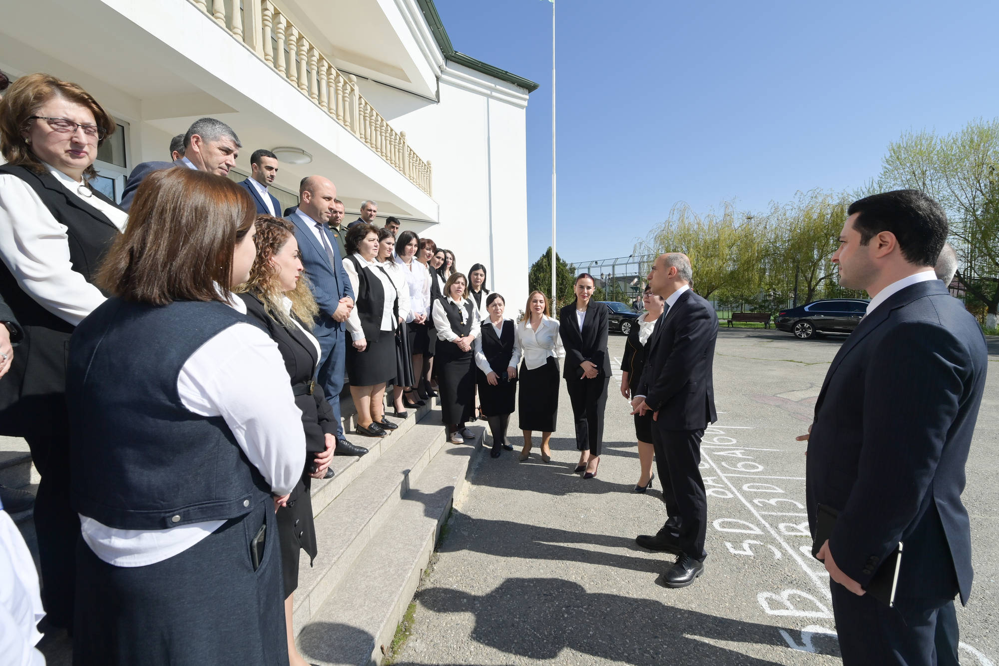 Emin Əmrullayev Qusarda məktəbdə tədris prosesi ilə tanış olub