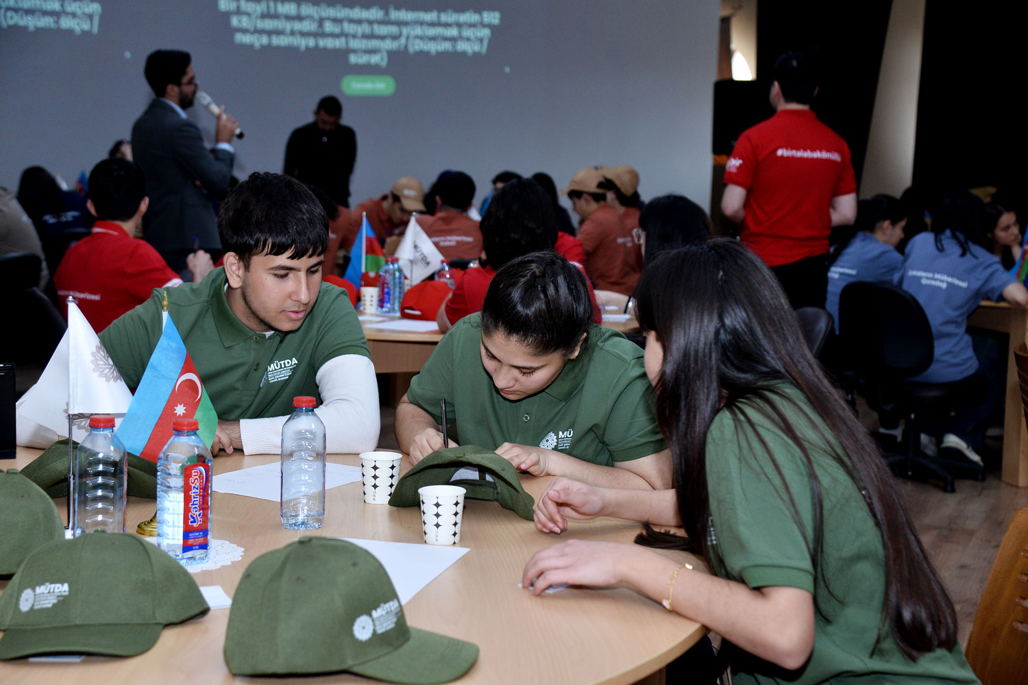 Bakı məktəbliləri “Zəkaların mübarizəsi”ndə biliklərini sınayıblar
