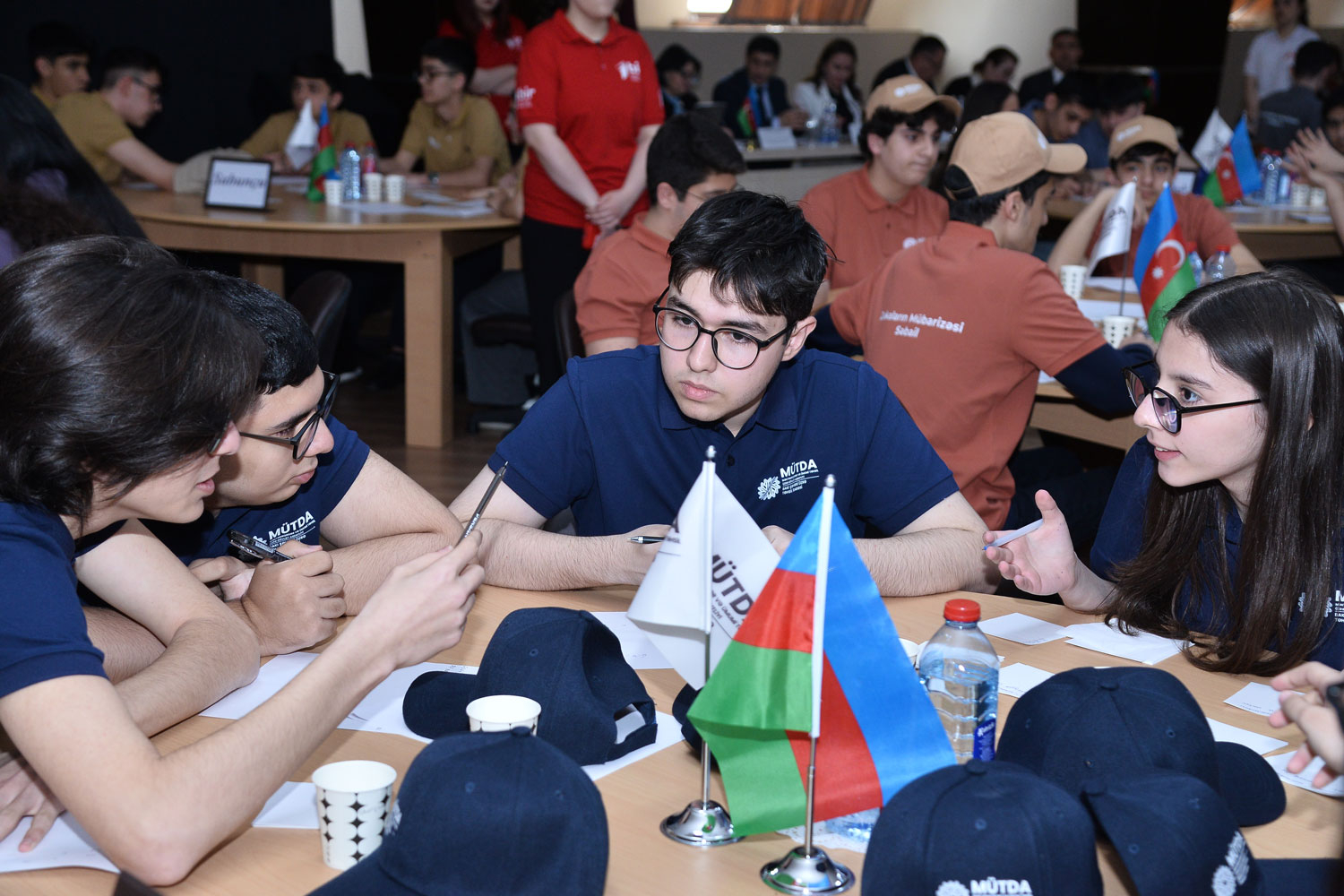 Bakı məktəbliləri “Zəkaların mübarizəsi”ndə biliklərini sınayıblar