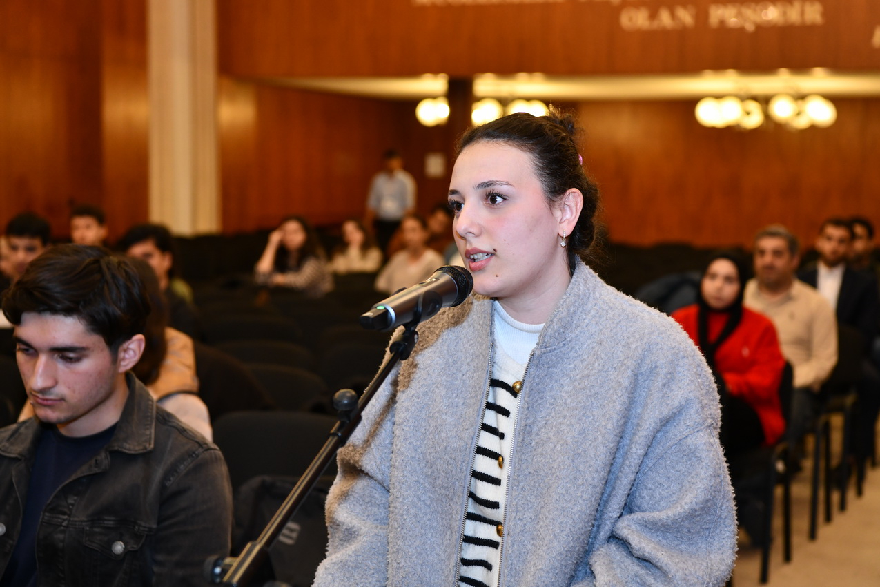 ADNSU rəhbərliyi tələbələrin suallarını cavablandırıb