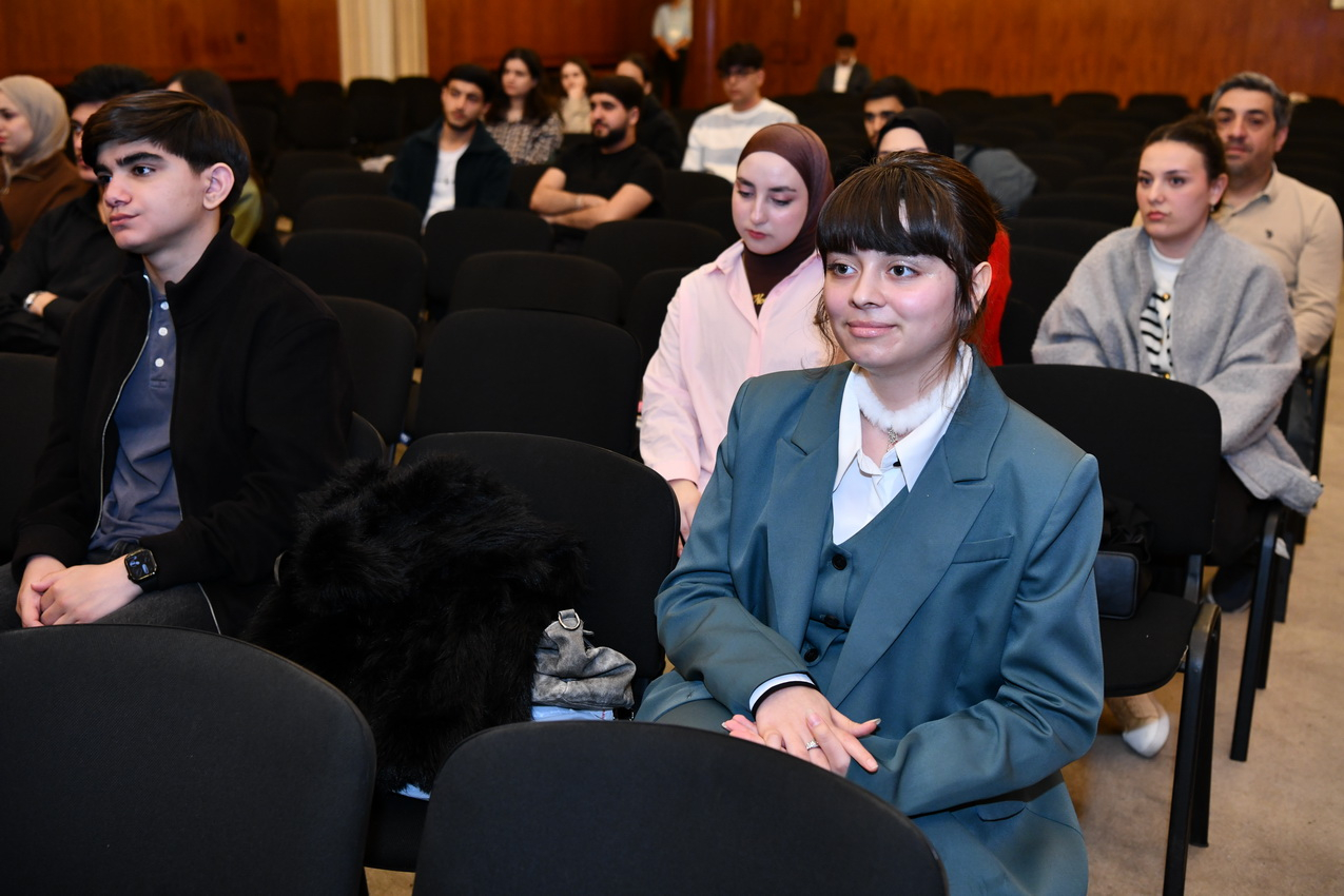 ADNSU rəhbərliyi tələbələrin suallarını cavablandırıb