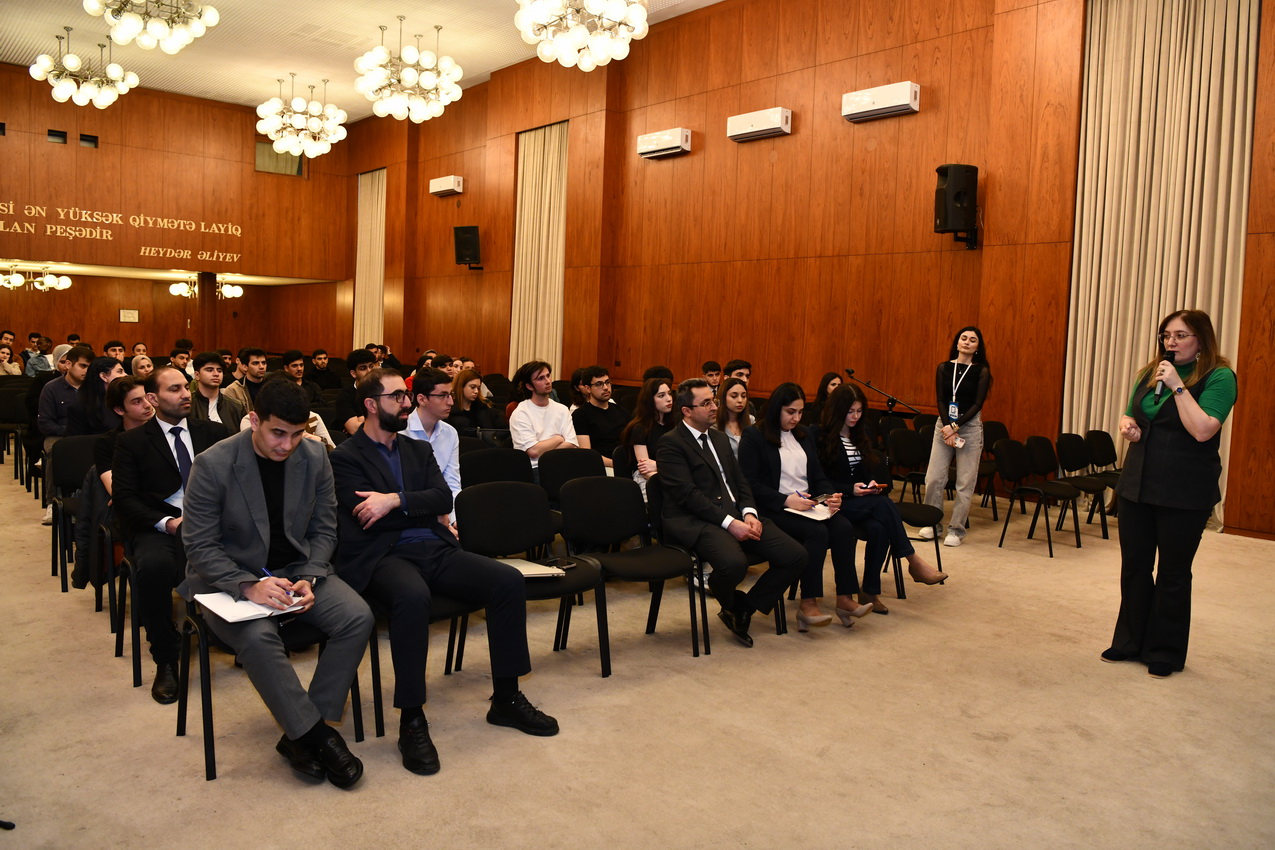 ADNSU rəhbərliyi tələbələrin suallarını cavablandırıb