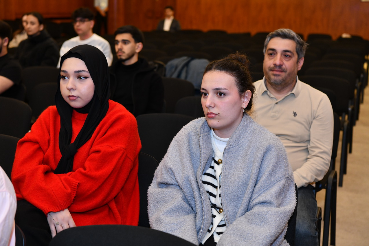 ADNSU rəhbərliyi tələbələrin suallarını cavablandırıb