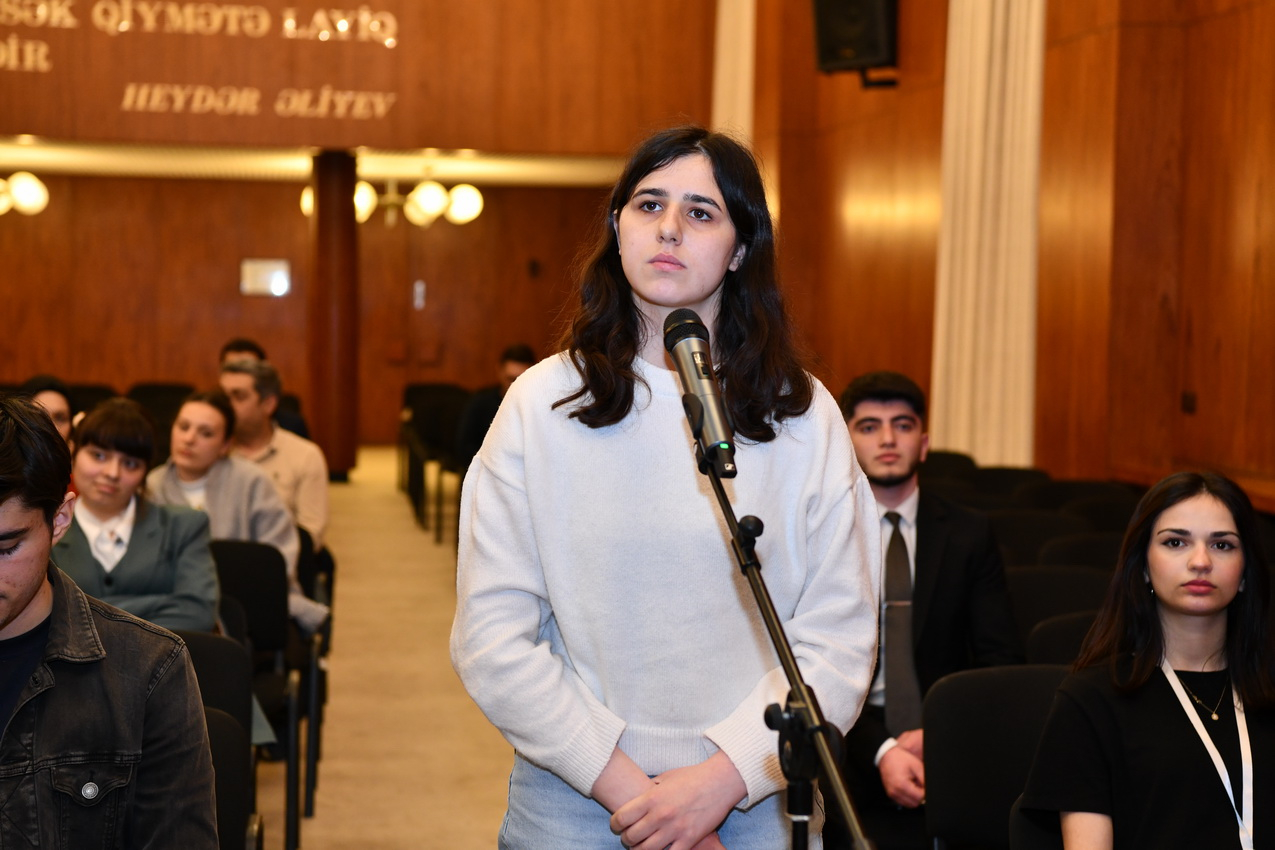 ADNSU rəhbərliyi tələbələrin suallarını cavablandırıb