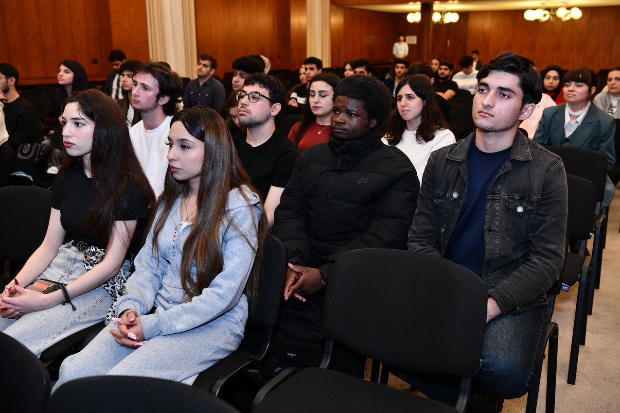 ADNSU rəhbərliyi tələbələrin suallarını cavablandırıb