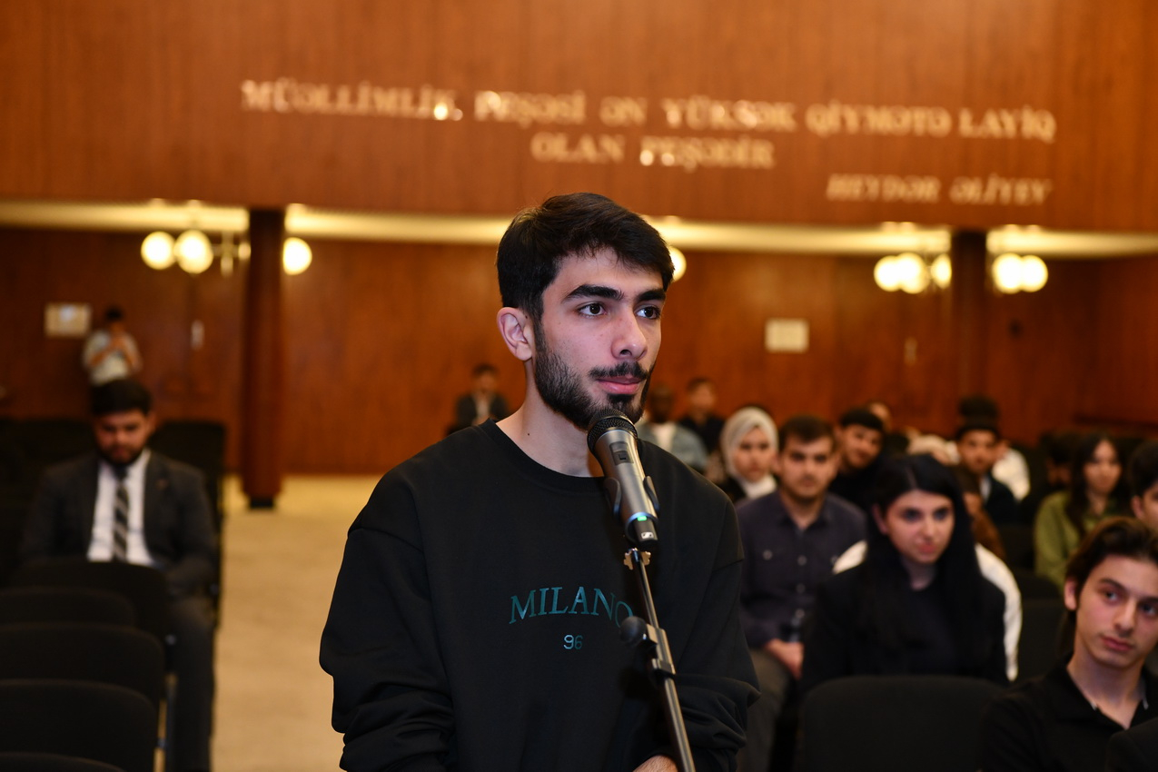 ADNSU rəhbərliyi tələbələrin suallarını cavablandırıb