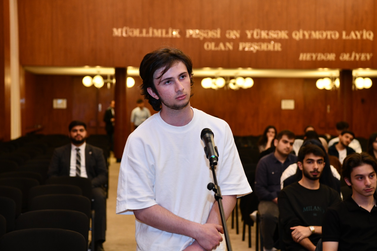 ADNSU rəhbərliyi tələbələrin suallarını cavablandırıb