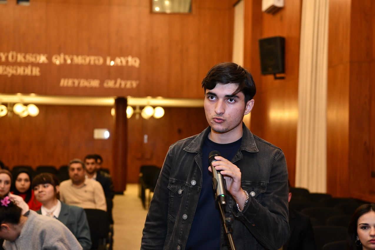 ADNSU rəhbərliyi tələbələrin suallarını cavablandırıb