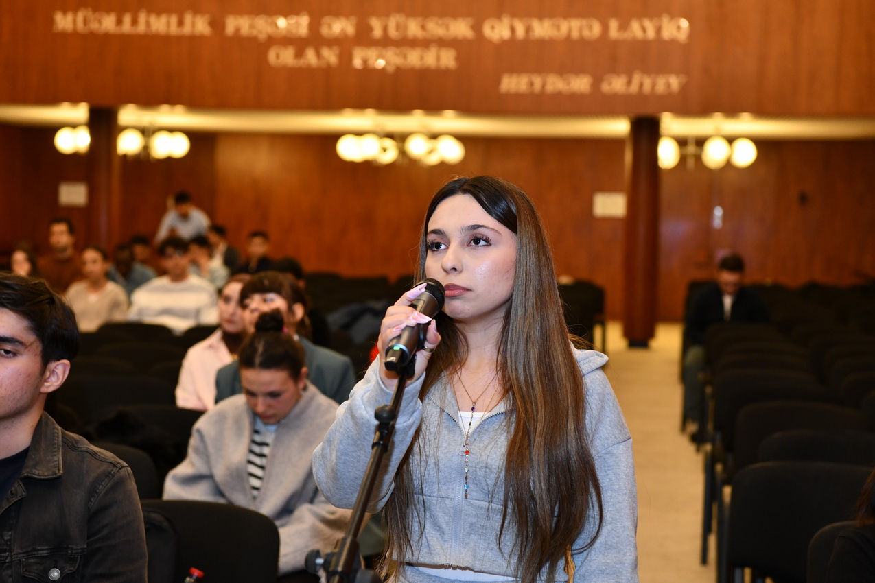 ADNSU rəhbərliyi tələbələrin suallarını cavablandırıb