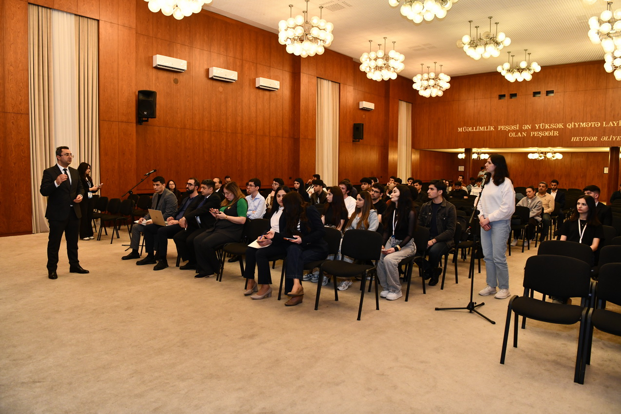 ADNSU rəhbərliyi tələbələrin suallarını cavablandırıb